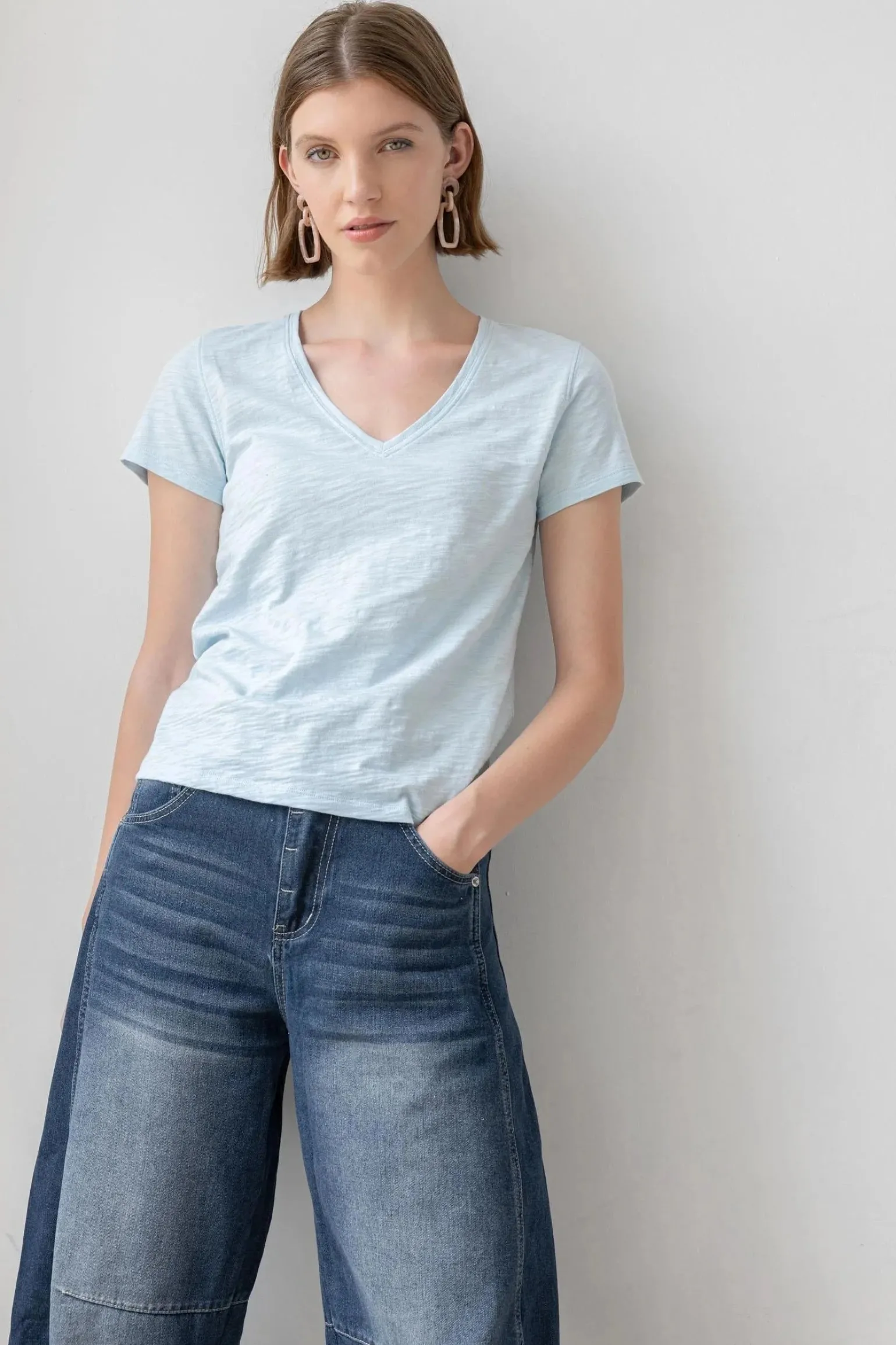 V-Neck Short Sleeve Back Seam Tee Spa